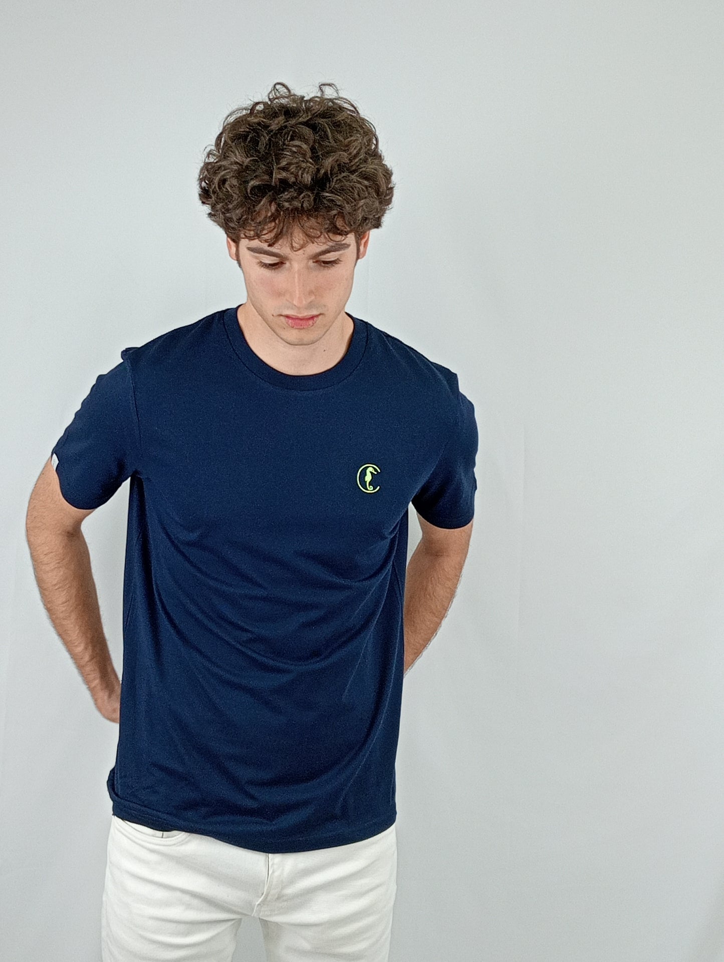 CAMISETA NAVY LOGO BORDADO