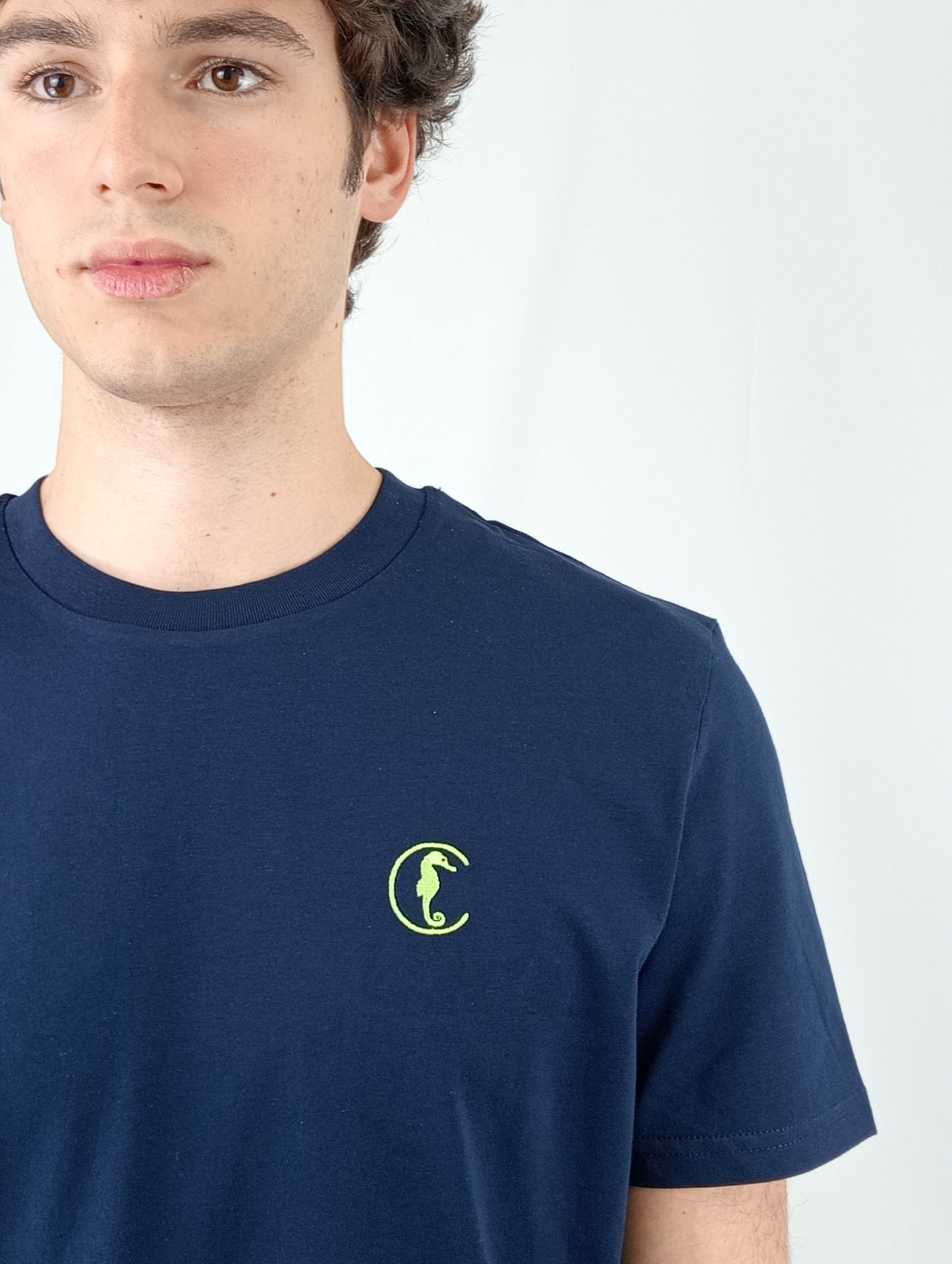 CAMISETA NAVY LOGO BORDADO