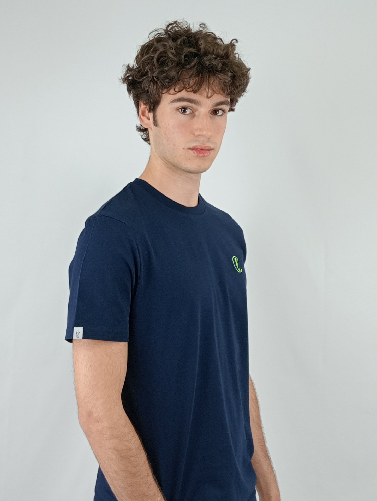 CAMISETA NAVY LOGO BORDADO