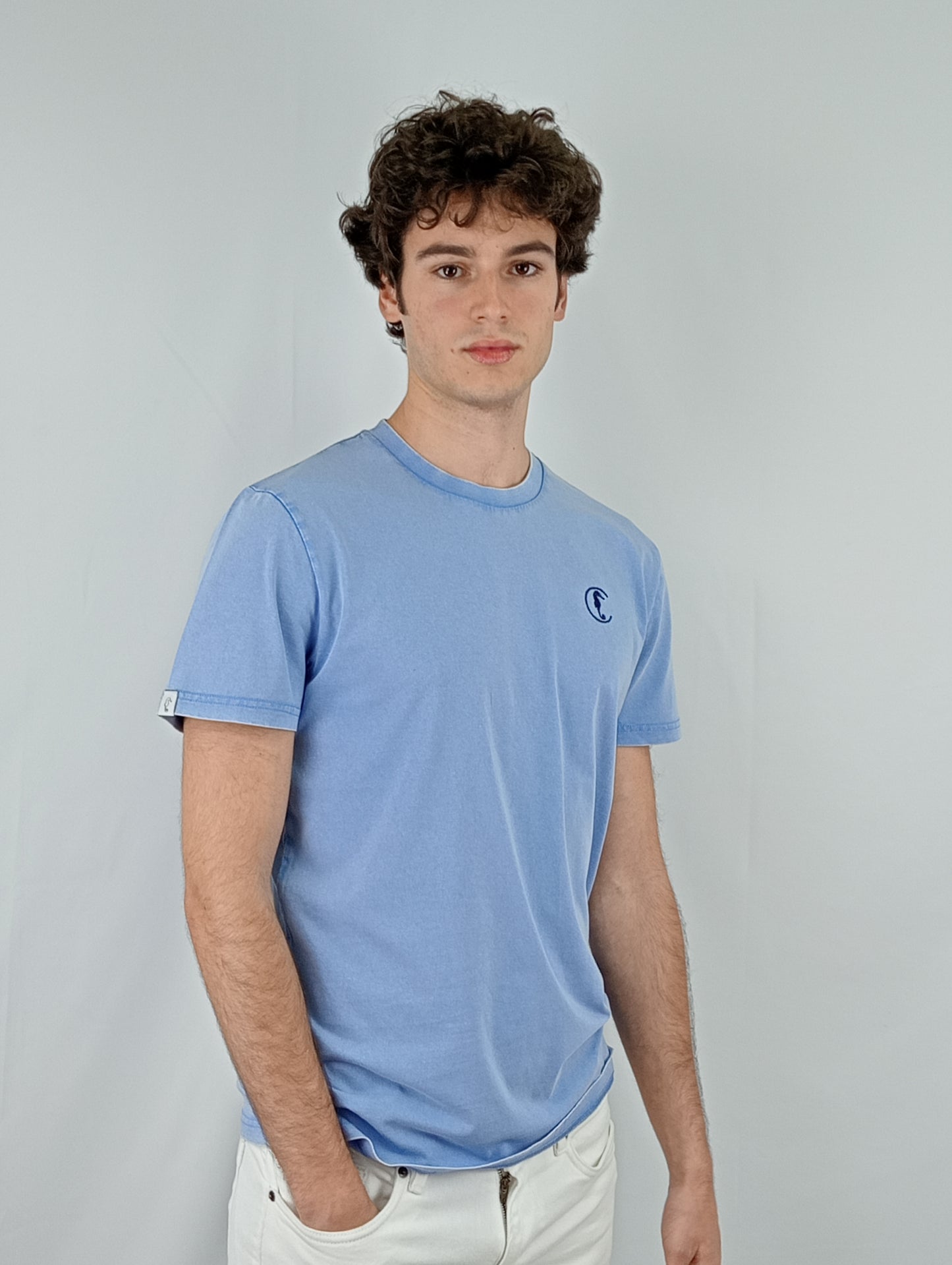 CAMISETA DYED AZUL LOGO BORDADO