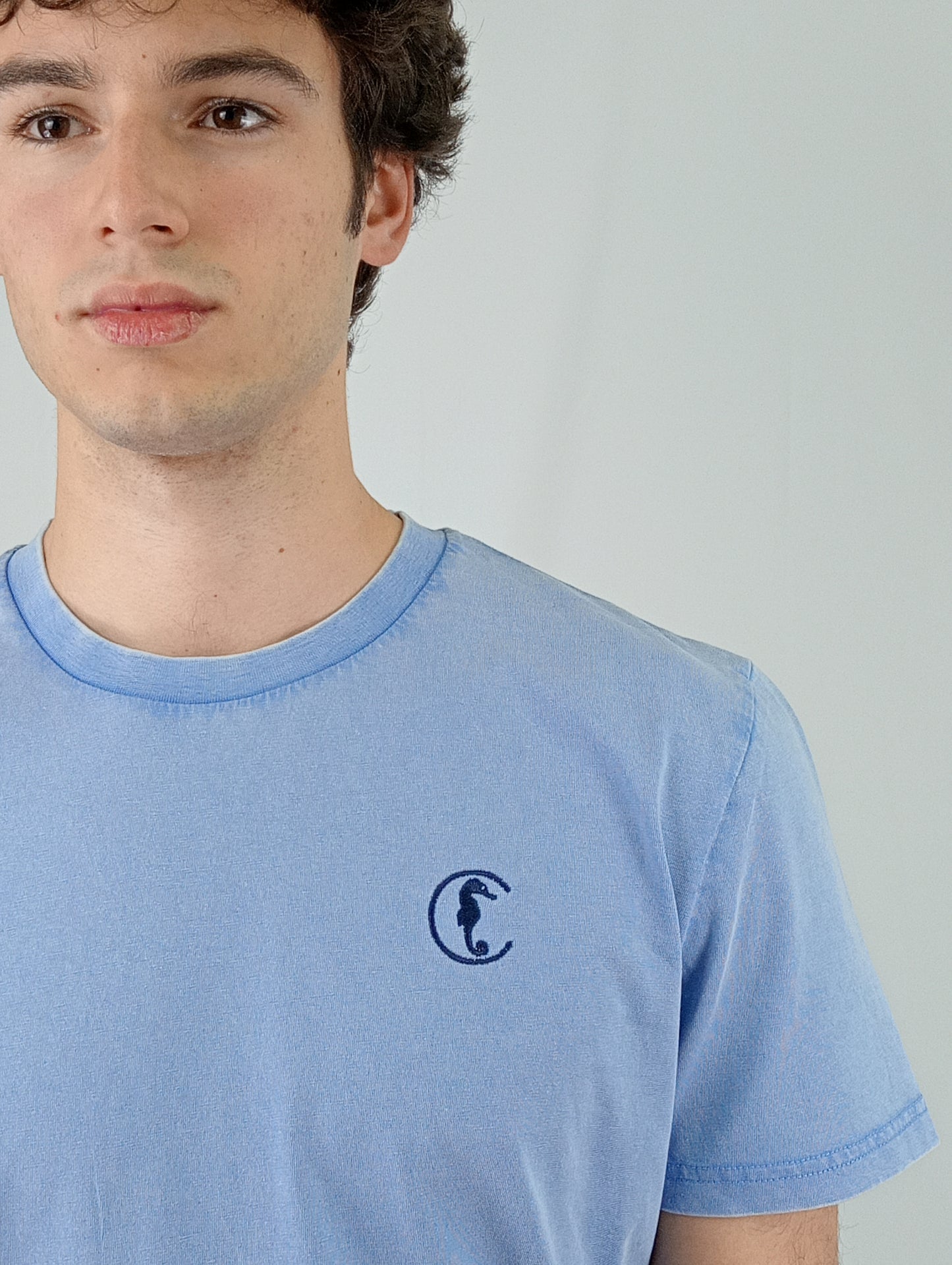 CAMISETA DYED AZUL LOGO BORDADO